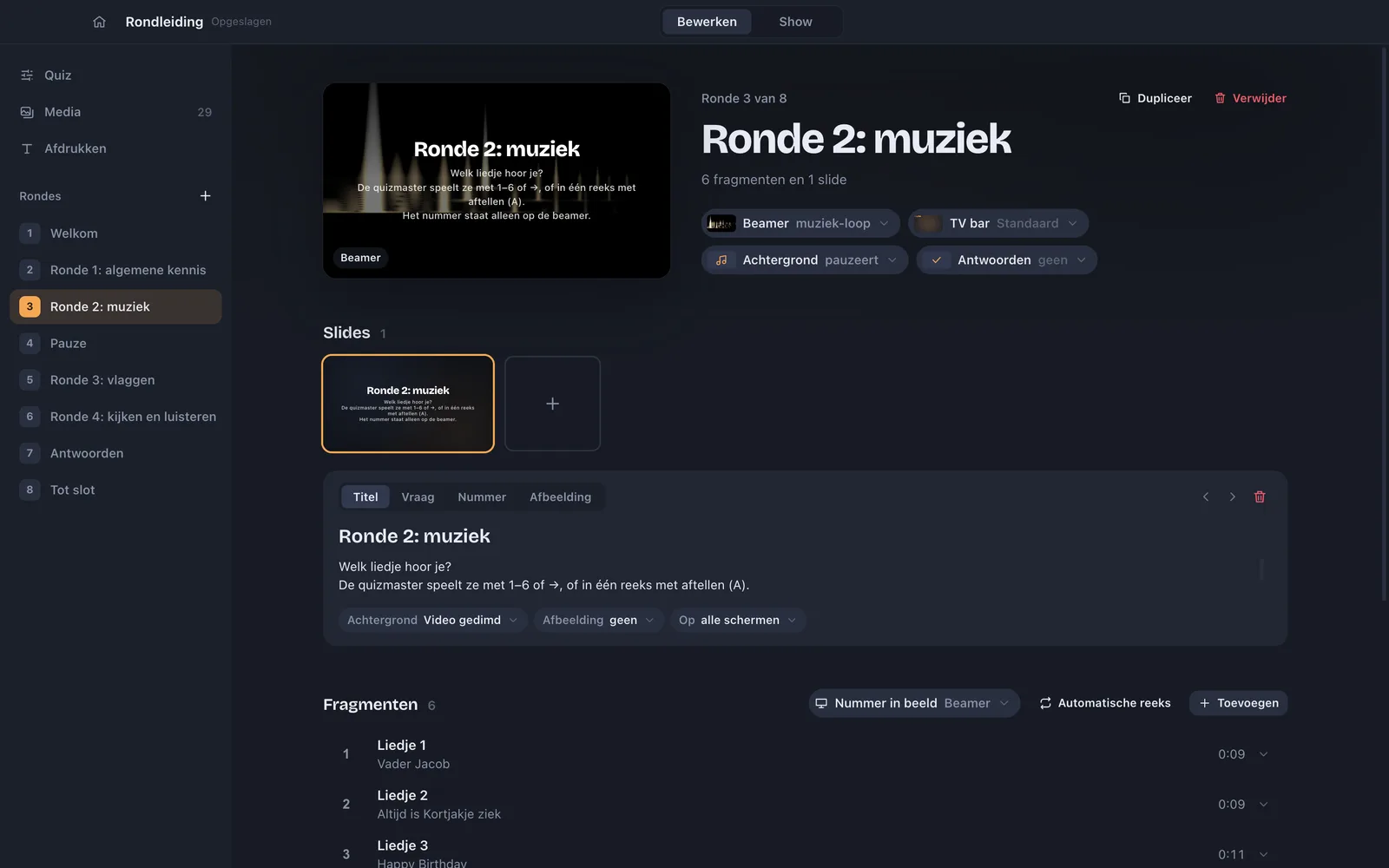 De muziekronde in de editor: de titelslide, de schermen en de fragmenten met hun lengte.