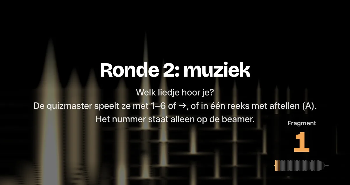Op de beamer: de titelslide van ronde 2, muziek, met het nummer van het eerste fragment.
